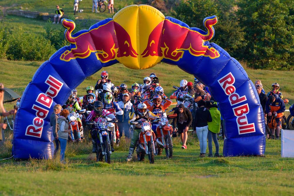 Red Bull Werbung bei der Romaniacs Hard Enduro Rally