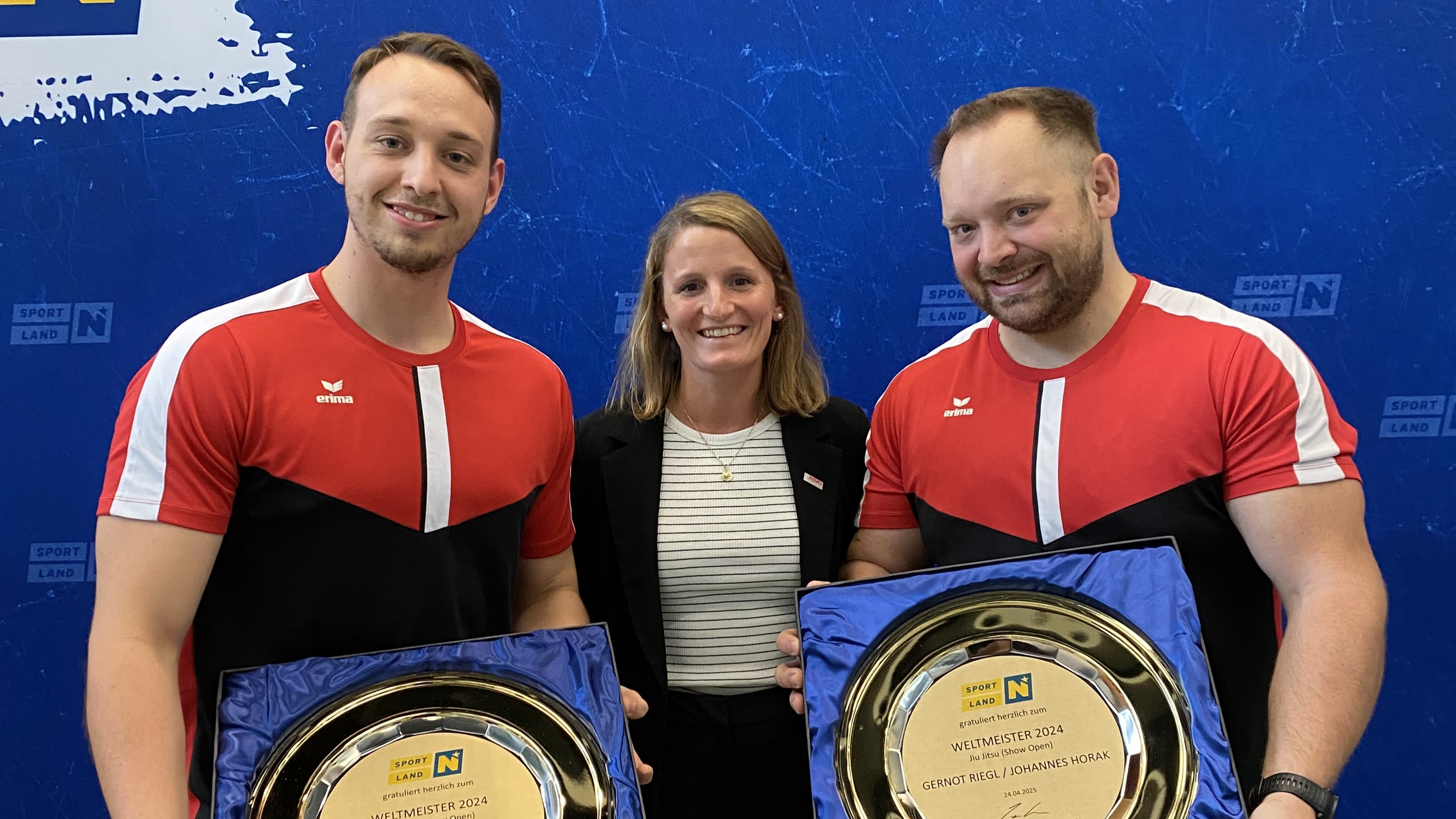 Foto ASVÖ-NÖ Generalsekretärin Jennifer Goldnagl mit den Jiu-Jitsu-Weltmeistern von Heraklion (GRE) Gernot Riegl (r.) und Johannes Horak (l.) aus Pressbaum