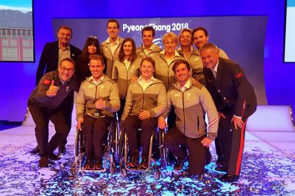 Vizekanzler und Sportminister Heinz-Christian Strache mit dem Paralympic Team Austria