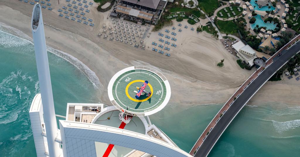 Łukasz Czepiela landet am Burj al Arab Hotel in Dubai