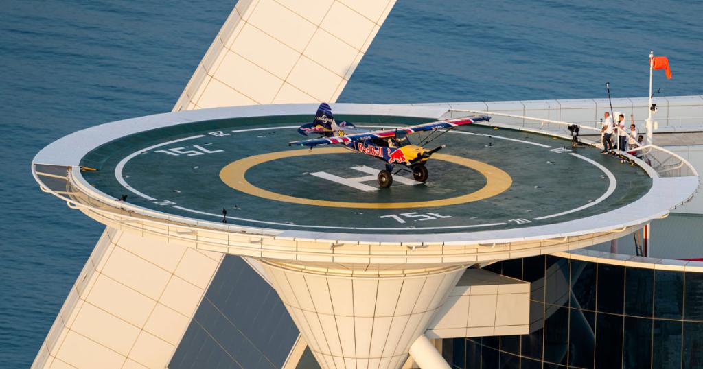 Łukasz Czepiela landet am Burj al Arab