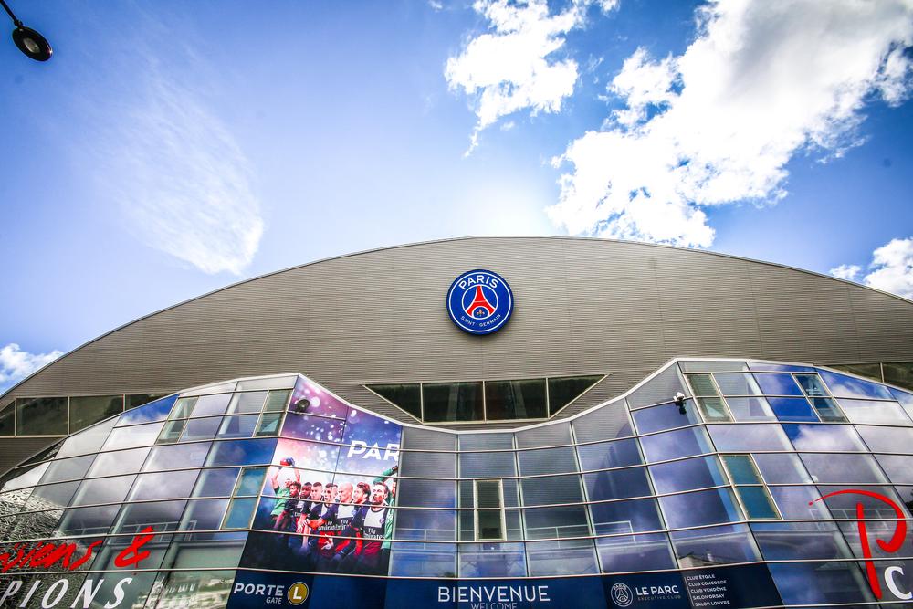 Hinter dem Stadion von Paris Saint-Germain scheint die Sonne