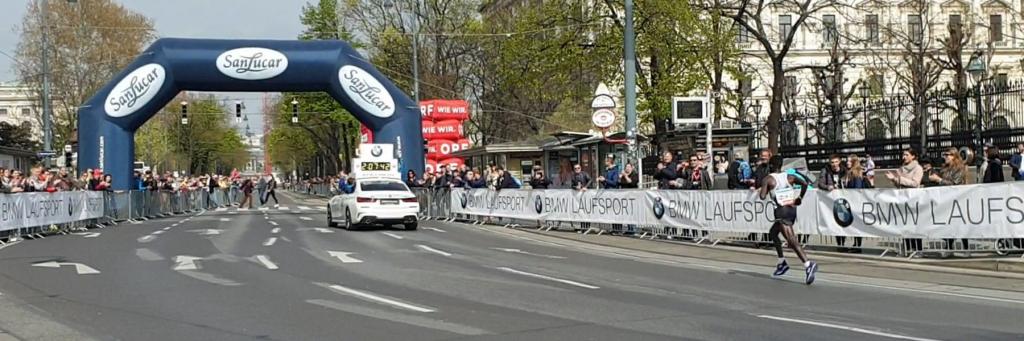 Lemawork Ketema hatte hier noch 3:02 min zu laufen bevor er die Ziellinie erreichte