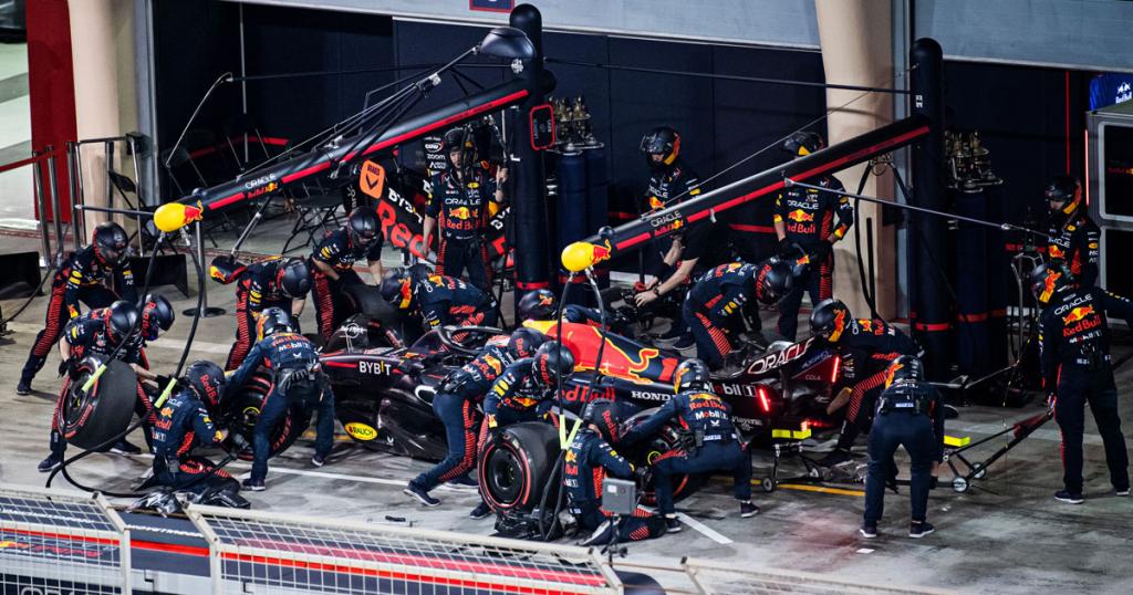 Max Verstappen Red Bull Racing Boxenstopp in Bahrain