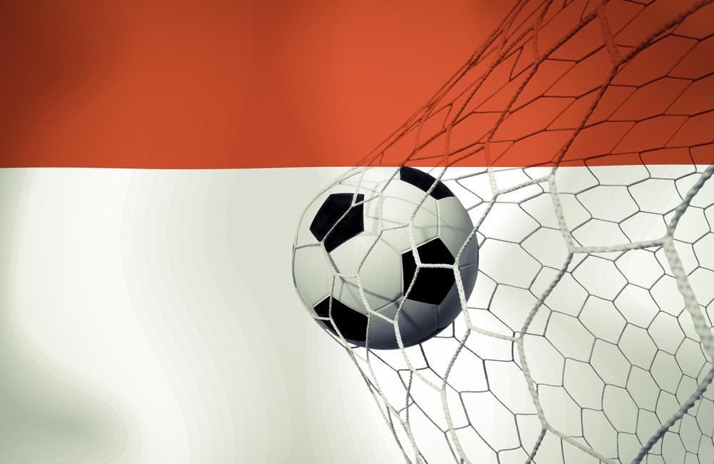 Der Fußball ist vor einer monegassischen Fahne im Netz