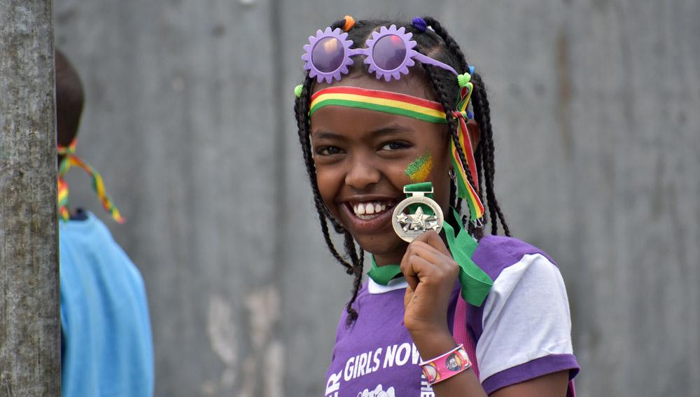 Äthiopisches Mädchen mit ihrer Finishermedaille beim Great Ethiopian Run