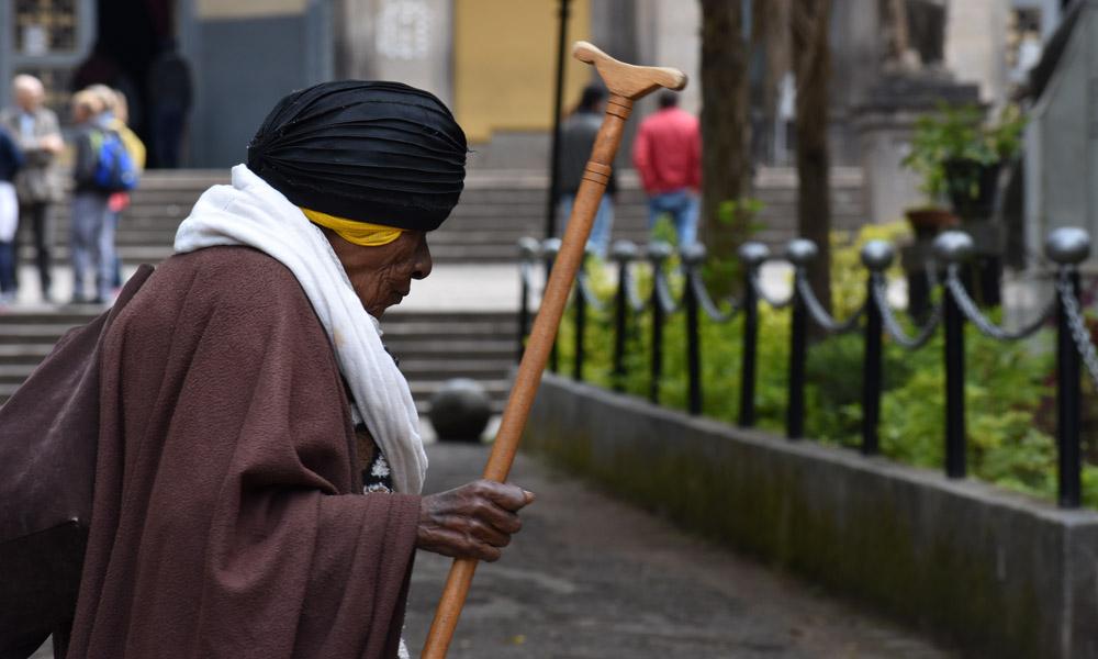 Eine alte Dame vor der Trinity Church in Addis Abeba