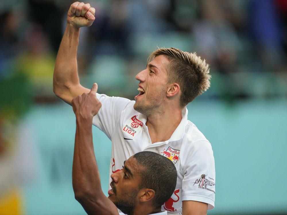 Die Fußballspieler Alan und Kevin Kampl von Red Bull Salzburg bejubeln 2014 ein erfolgreiches Spiel